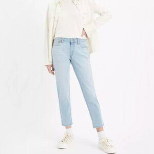 Levi's Mid Rise Boyfriend Jeans in Hold it Down Light Wash, Size 31/30